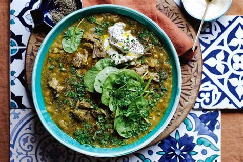 Ash-e Sholeh Yaghdi! A Luxurious Persian Soup Bursting With Aromatic Herbs and Tender Meatballs