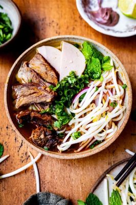  Bún bò Huế! A Spicy, Savory Symphony That Will Transport Your Taste Buds Straight to Central Vietnam.