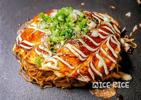  Hiroshima-Style Okonomiyaki: A Flavorful Fusion of Savory Pancakes and Crunchy Cabbage Delights!