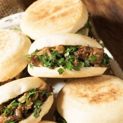  Rou Jia Mo: A Savory Symphony of Crispy Bread and Tenderly Braised Pork 