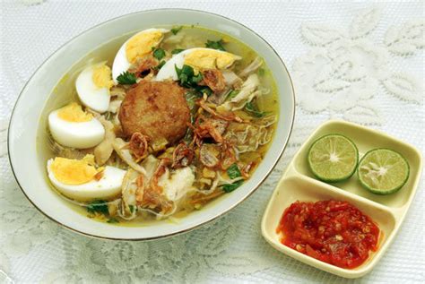 Soto Banjarmasin: A Spicy Symphony of Broth and Fragrant Herbs!