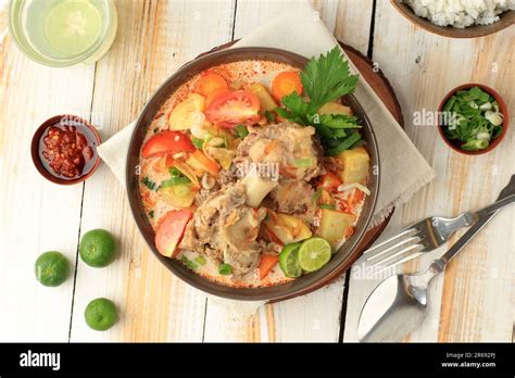  Soto Tangkar! A Hearty Indonesian Beef Soup Stew That Will Warm Your Soul and Tantalize Your Taste Buds